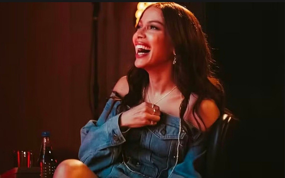 Anitta põe convite da Mocidade na geladeira