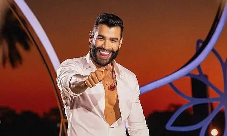 Gusttavo Lima vê cartaz durante show e surpreende mulher com doação de R$ 208 mil