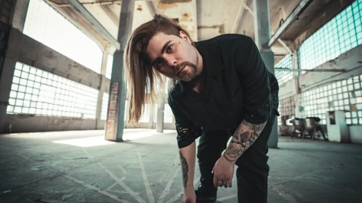 KRAD aborda a busca por uma felicidade ilusória em “Fake Happiness”