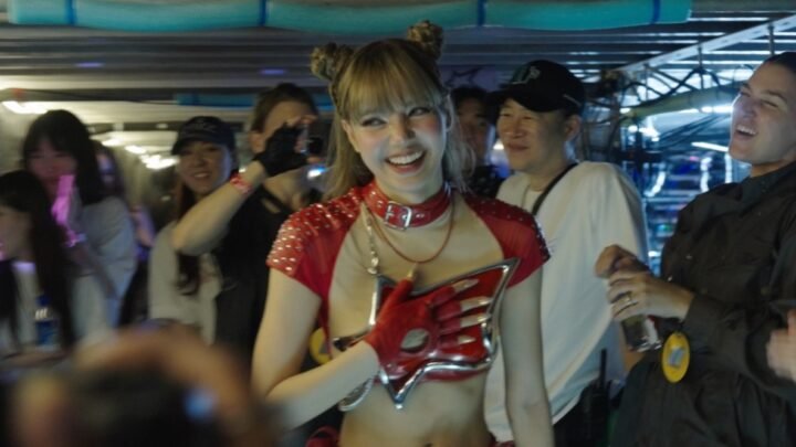 “Always Lalisa”, documentário sobre a cantora LISA, já está em cartaz nos cinemas e salas IMAX 